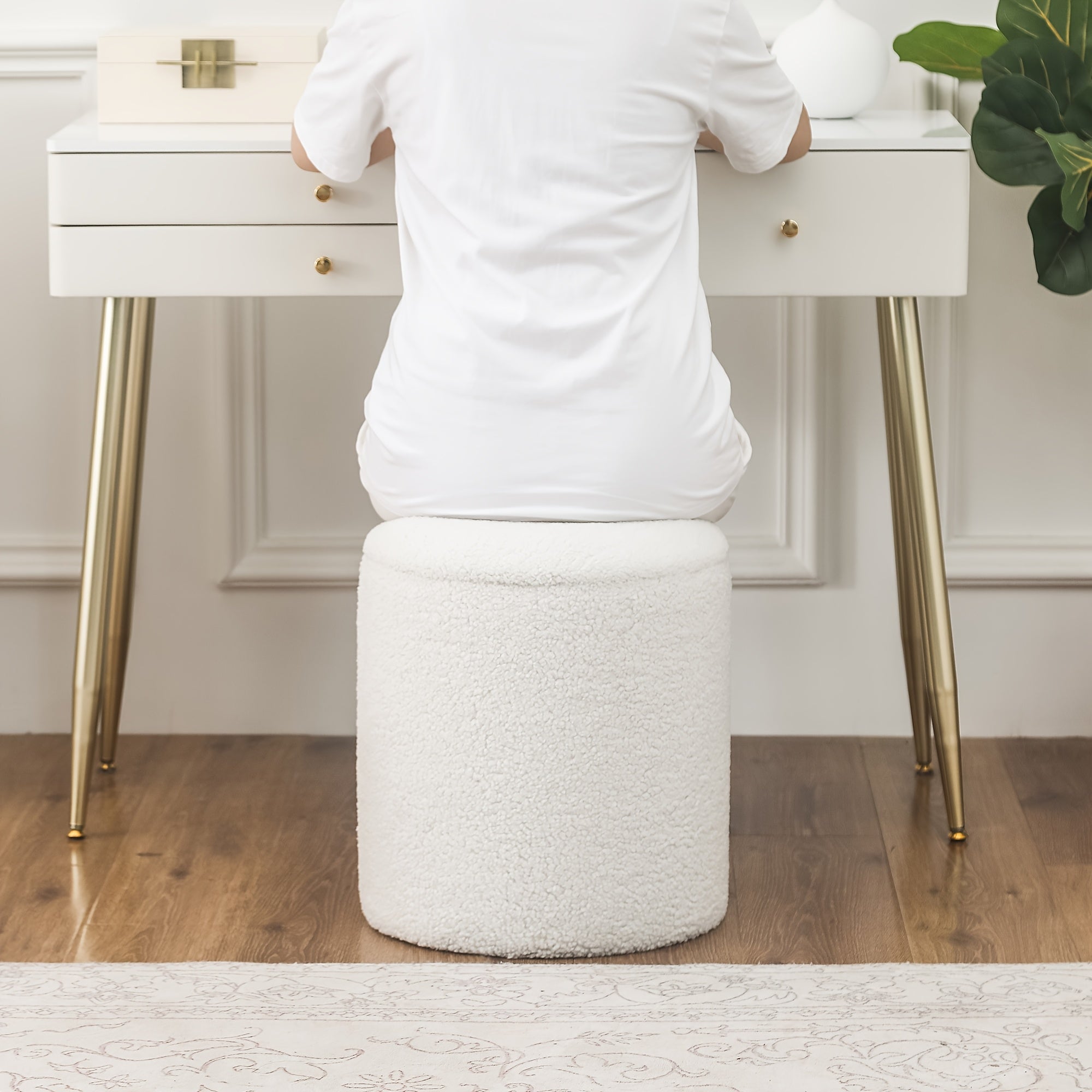 Small Round Storage Ottoman with Lid - Teddy Velvet Upholstered Footstool Suitable for Living Room, Compact Footrest with Hidden Storage, Cushioned & Frame for Bedside,, Small Spaces - Modern Multi-Use Ottomans